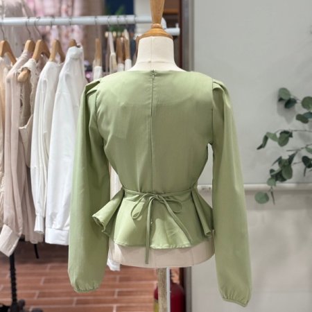 스퀘어넥 프릴 블라우스