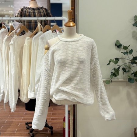 어깨트임 루즈핏 라운드니트