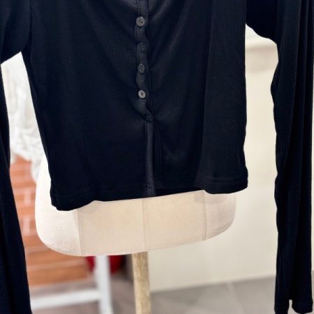 스퀘어넥 단추 슬림가디건