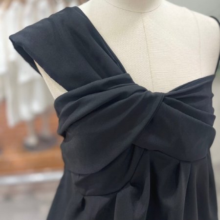 꼬임 언발 블라우스