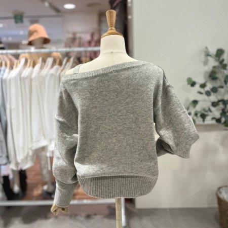 어깨트임 루즈핏 니트