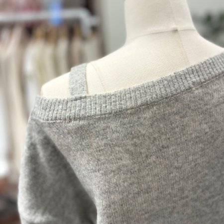 어깨트임 루즈핏 니트