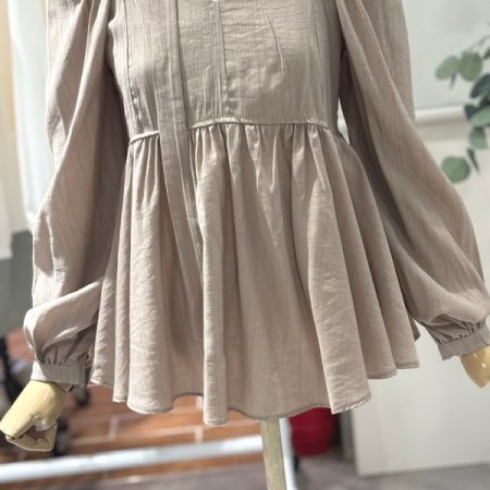 브이스퀘어넥 스모크블라우스