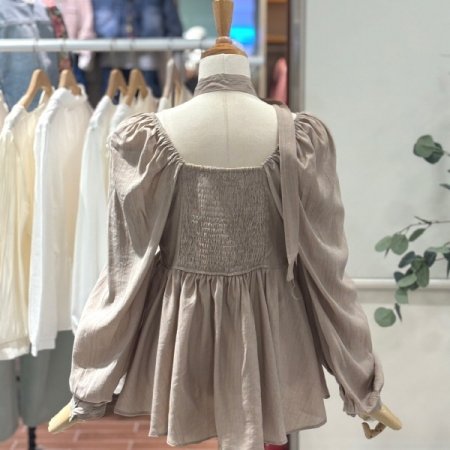 브이스퀘어넥 스모크블라우스