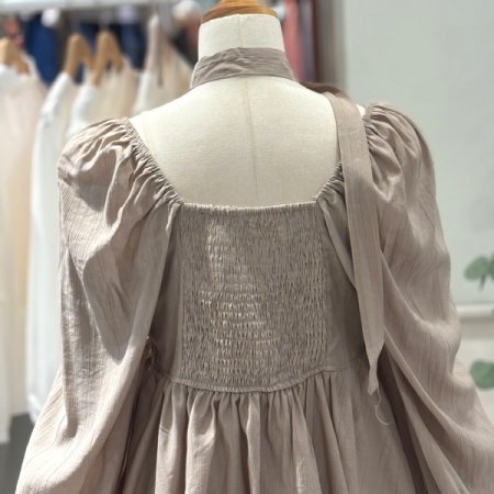 브이스퀘어넥 스모크블라우스