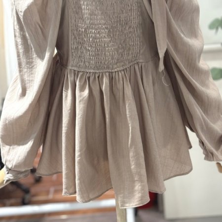 브이스퀘어넥 스모크블라우스