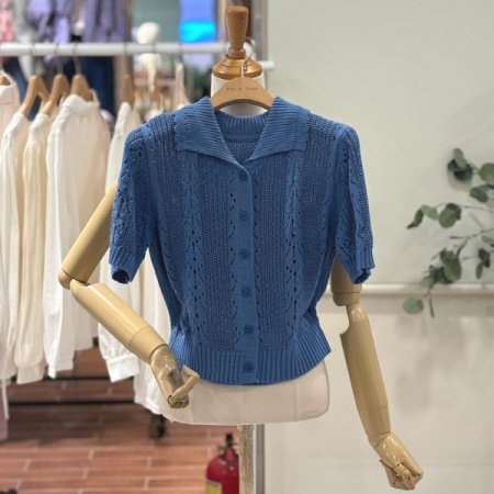 펀칭 오픈카라 니트