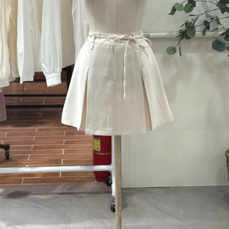 핀턱 뒷밴딩 미니스커트