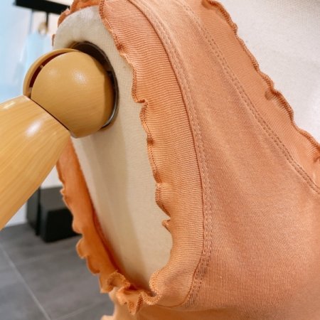 프릴 웨이브 민소매 티셔츠