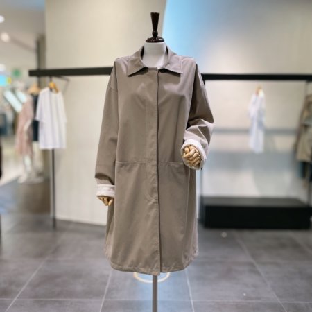 소매 배색 트렌치 코트