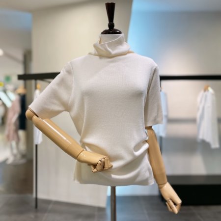 하프넥 무지 니트