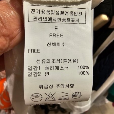 옆리본 플라워 패턴 티셔츠