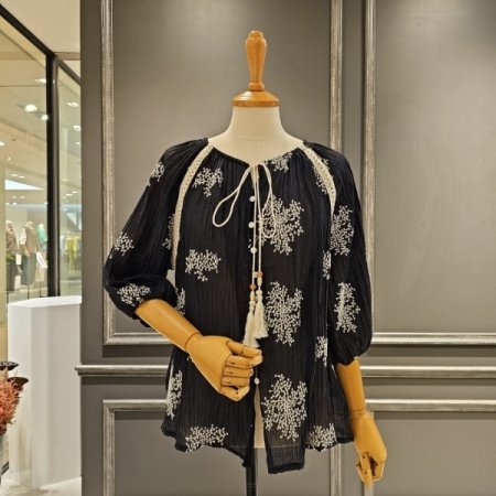 테슬 리본 자수 블라우스