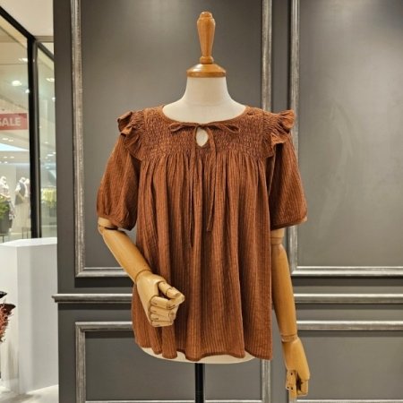 어깨프릴 주름 블라우스