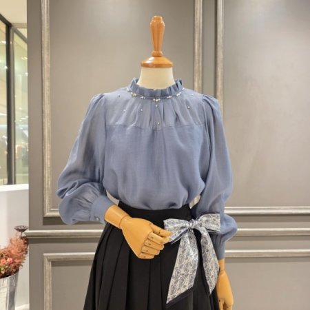 넥주름 진주 장식 블라우스