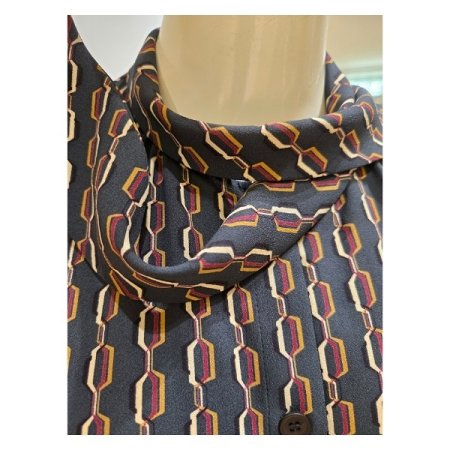 리본 타이 체인패턴 블라우스