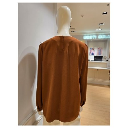 메탈 장식 핀턱 블라우스