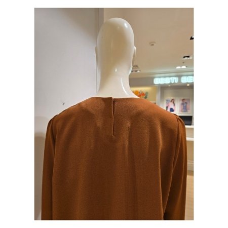 메탈 장식 핀턱 블라우스