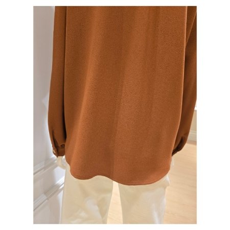 메탈 장식 핀턱 블라우스