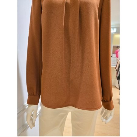 메탈 장식 핀턱 블라우스