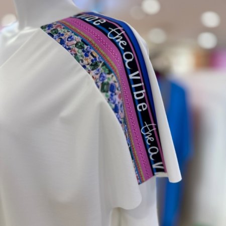 라인 포인트 브이넥 롱 드레스