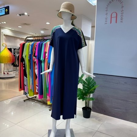 라인 포인트 브이넥 롱 드레스