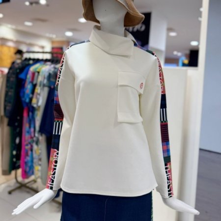 라인 포인트 터틀넥 탑