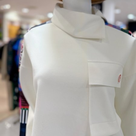 라인 포인트 터틀넥 탑