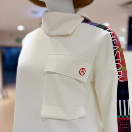 라인 포인트 터틀넥 탑