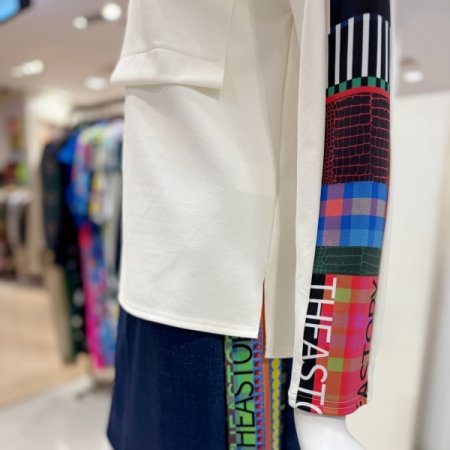 라인 포인트 터틀넥 탑