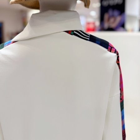 라인 포인트 터틀넥 탑