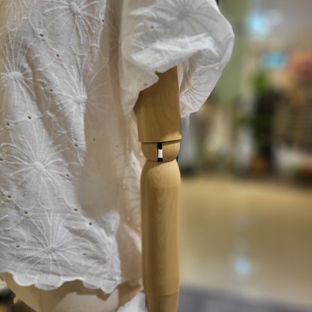 볼륨소매자수반팔블라우스