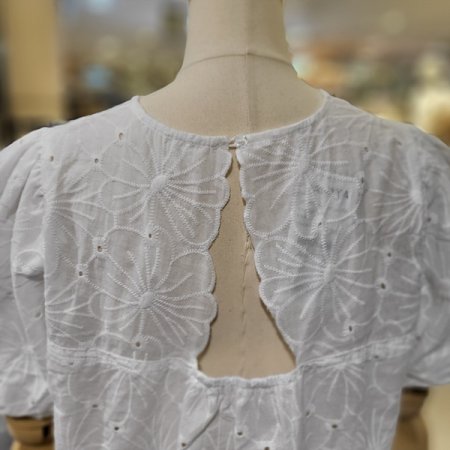 볼륨소매자수반팔블라우스