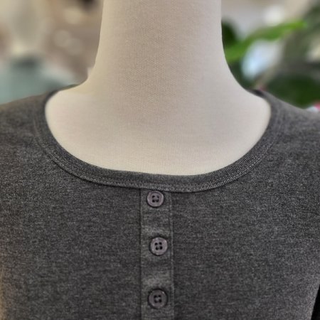 앞단추라운드넥숏이너티