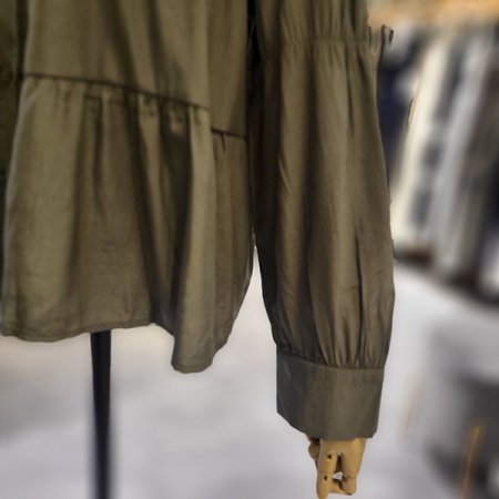 2단프릴카라넥긴팔블라우스