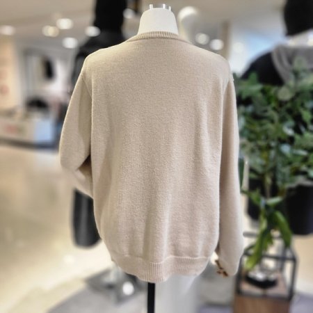 영레터링긴팔니트티