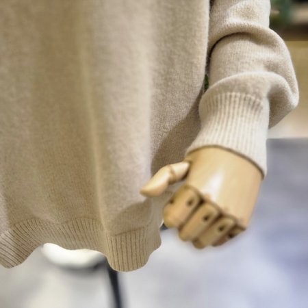 영레터링긴팔니트티