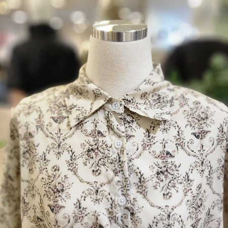 카라넥패턴봄블라우스