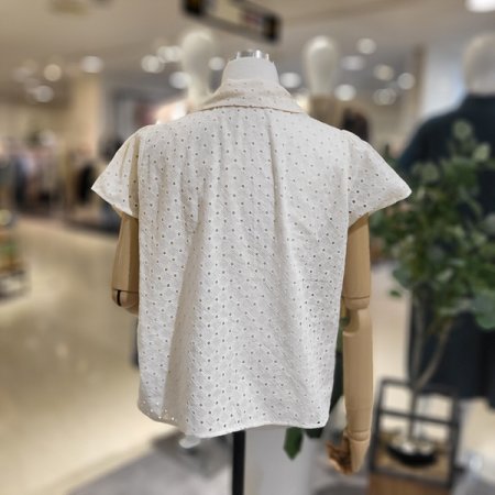캡소매면펀칭블라우스