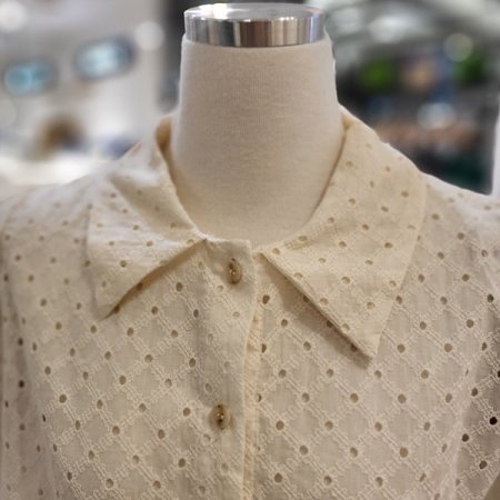 캡소매면펀칭블라우스