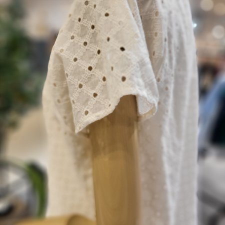 캡소매면펀칭블라우스