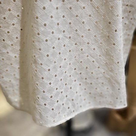 캡소매면펀칭블라우스