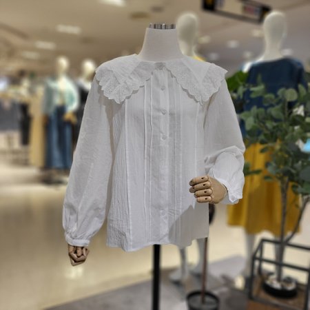 펀칭레이스넥블라우스