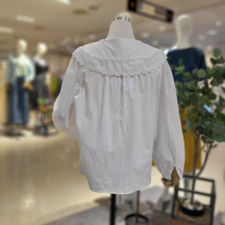 펀칭레이스넥블라우스