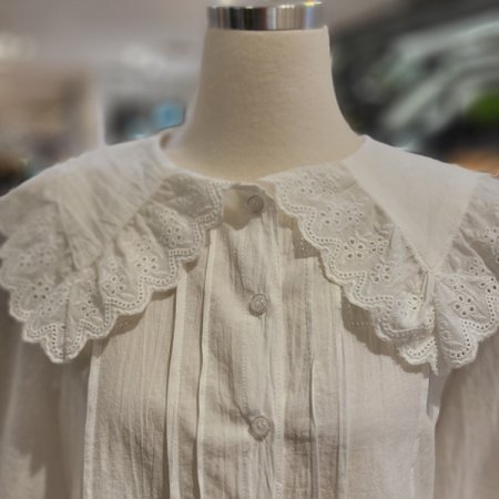 펀칭레이스넥블라우스