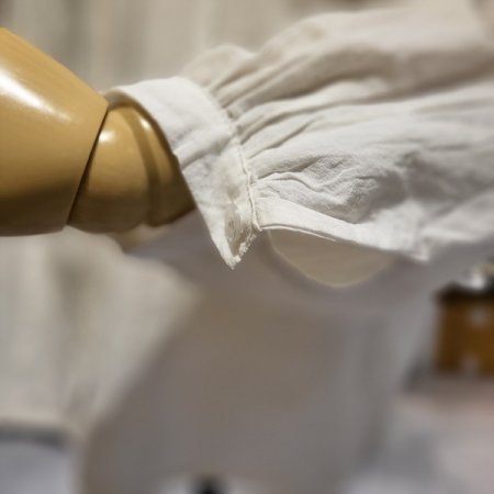 펀칭레이스넥블라우스