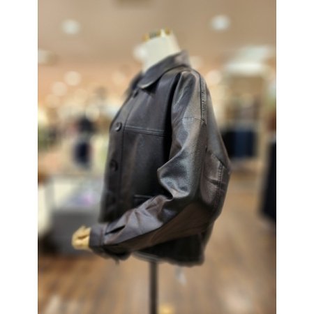 카라절개페이크레더자켓