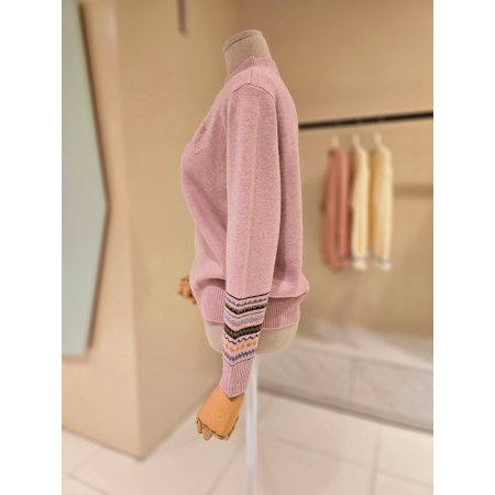 소매배색 레터링 반폴라 니트