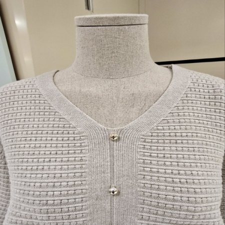 콩단추 브이넥 니트티셔츠