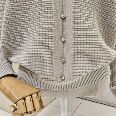 콩단추 브이넥 니트티셔츠